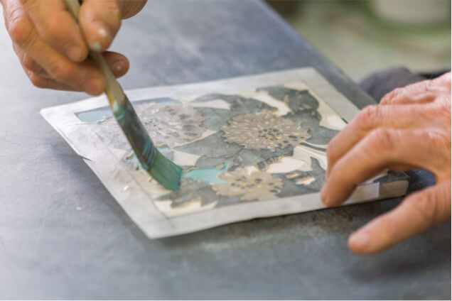 Pintamos flores de cerámica