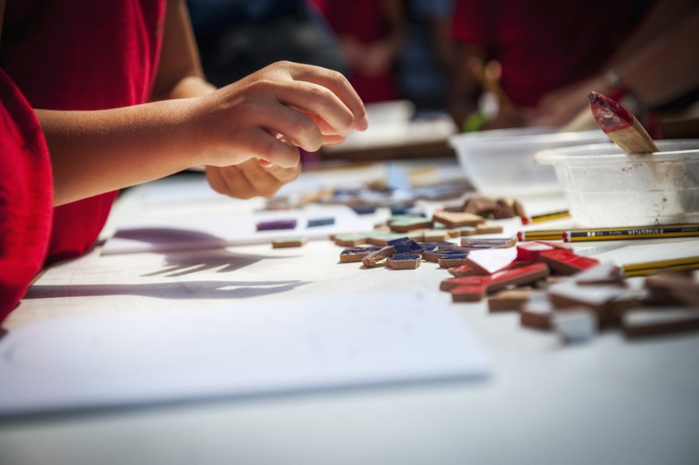Gaudí por un dia. Taller infantil de trencadís en familia
