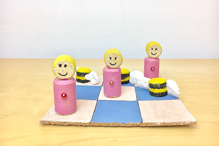 Construye tu juego de tres en raya con piezas y tablero de corcho.<br>Edad recomendada: a partir de 7 años - Fiestas infantiles originales, niños en Barcelona