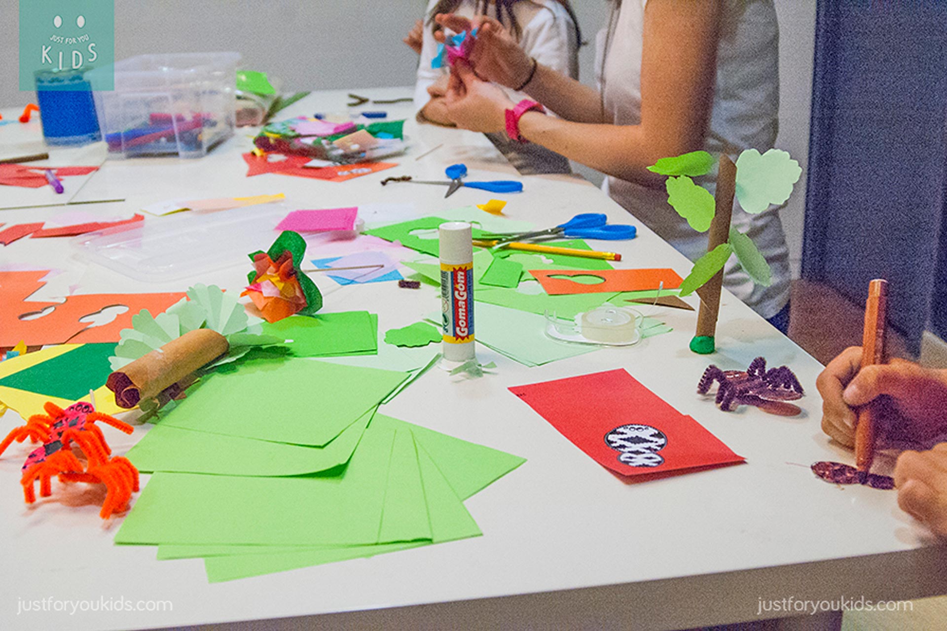 Festes d'aniversari infantils originals i creatives, tallers de manualitats per a nens i nenes.